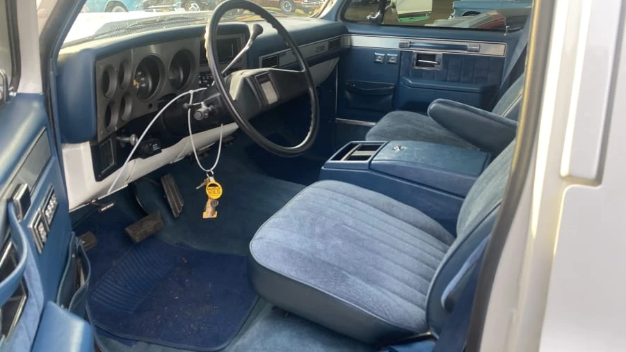 1987 GMC Suburban 7th Gen - Image 4 of 10