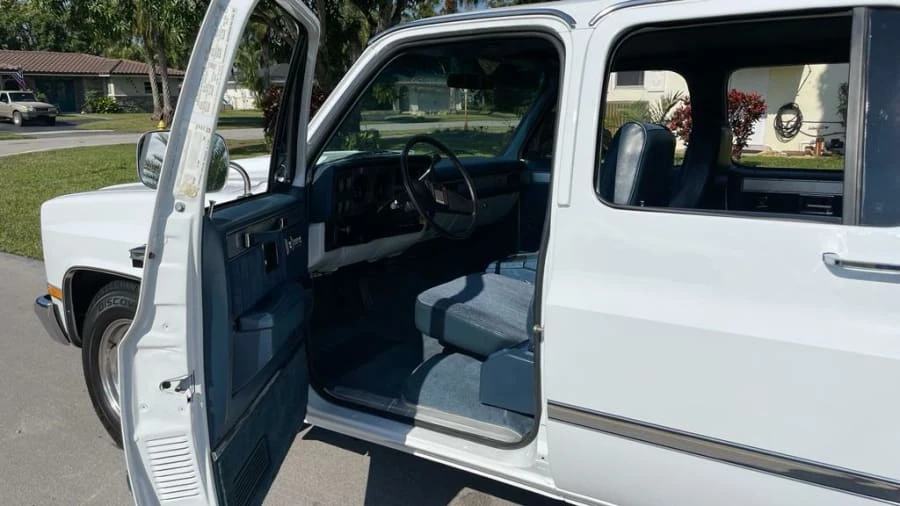 1987 GMC Suburban 7th Gen - Image 7 of 10