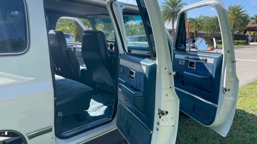 1987 GMC Suburban 7th Gen - Image 8 of 10