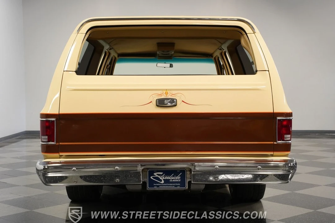 1987 GMC Suburban 7th Gen - Image 10 of 12