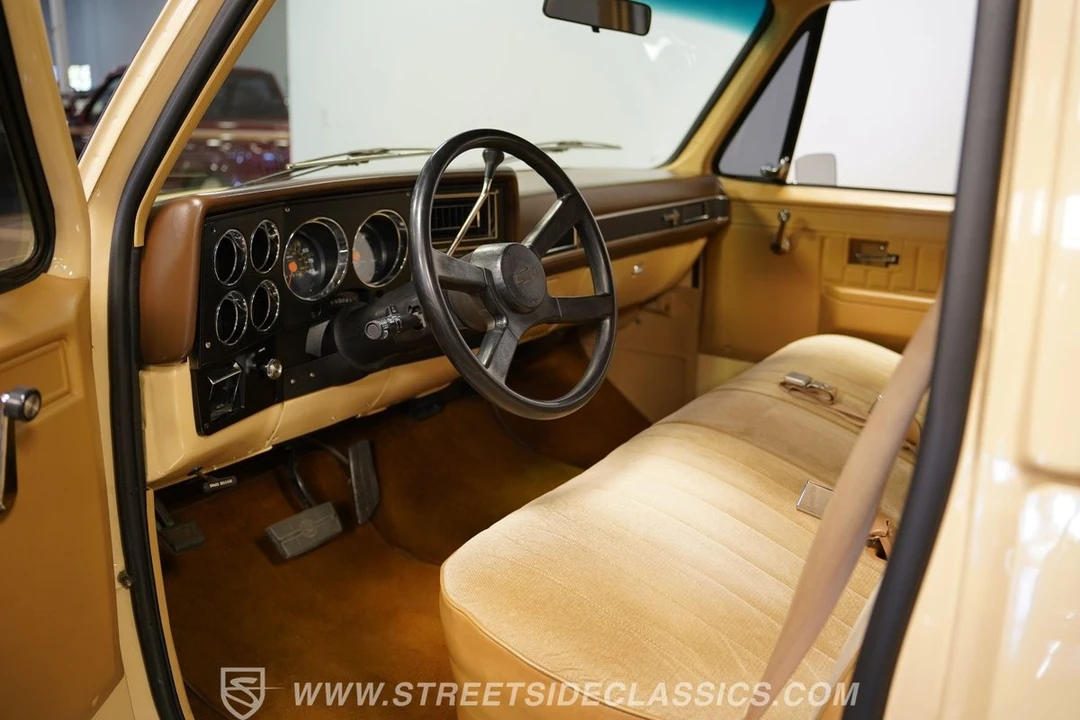 1987 GMC Suburban 7th Gen - Image 4 of 12