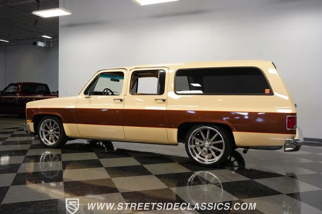 1987 GMC Suburban 7th Gen - Image 9 of 12