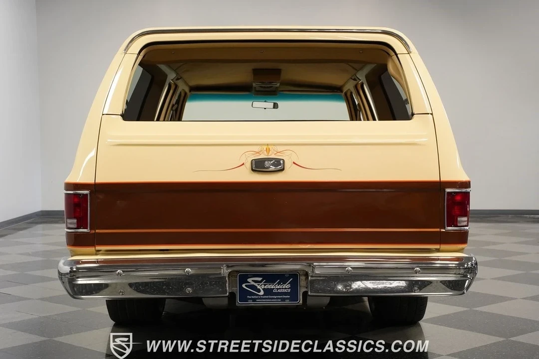1987 GMC Suburban 7th Gen - Image 11 of 12