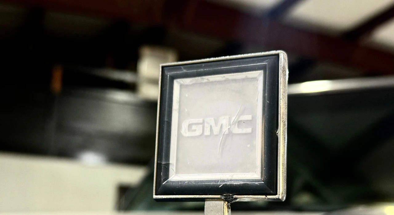 1987 Chevrolet Suburban 7th Gen - Image 30 of 31