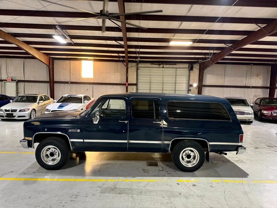 1987 Chevrolet Suburban 7th Gen - Image 9 of 31