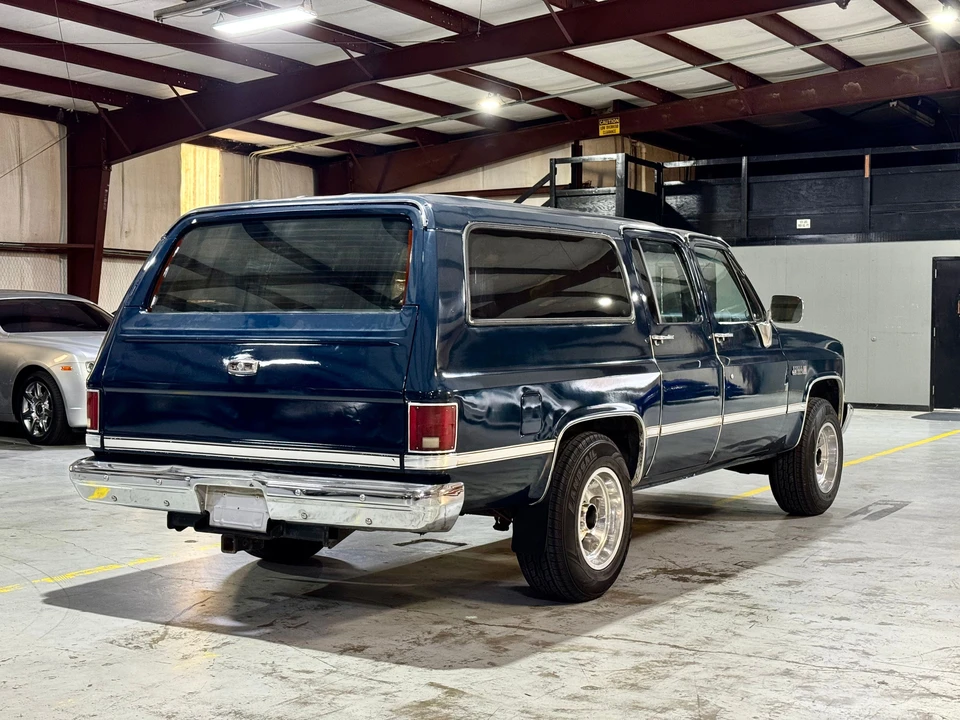 1987 Chevrolet Suburban 7th Gen - Image 17 of 31