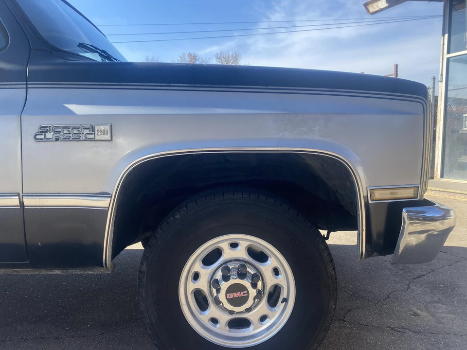 1987 GMC Suburban 7th Gen - Image 20 of 31
