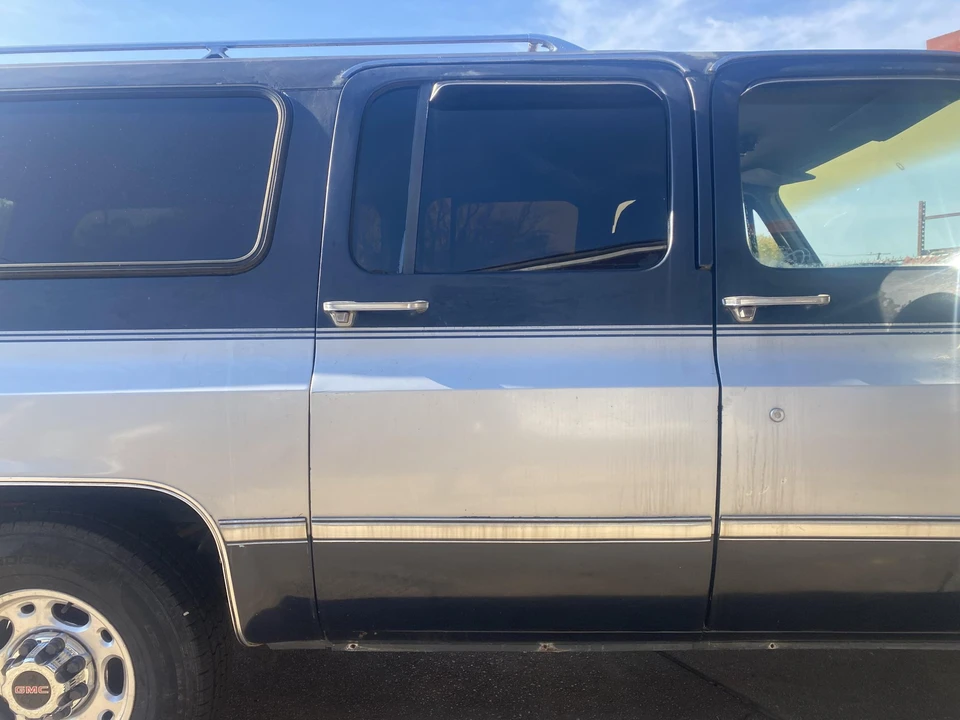 1987 GMC Suburban 7th Gen - Image 18 of 31