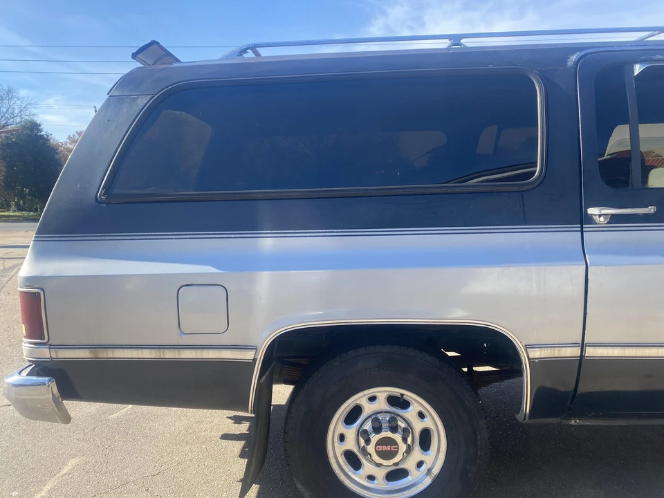 1987 GMC Suburban 7th Gen - Image 17 of 31