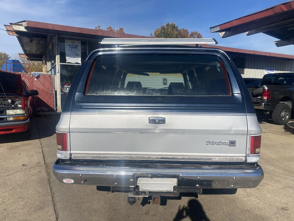 1987 GMC Suburban 7th Gen - Image 5 of 31