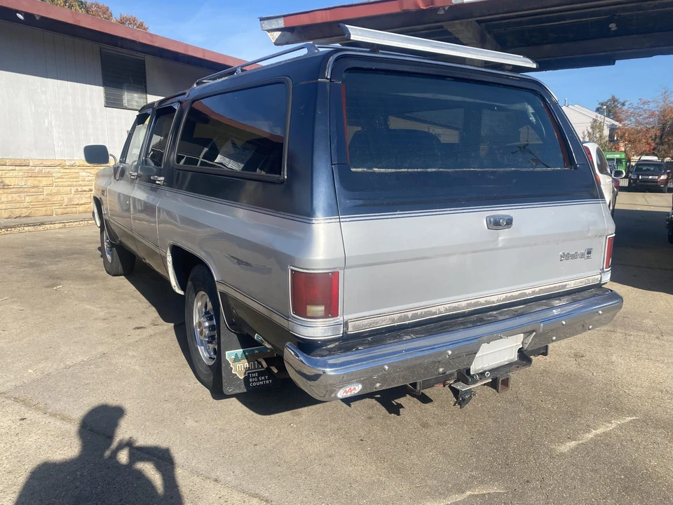 1987 GMC Suburban 7th Gen - Image 4 of 31