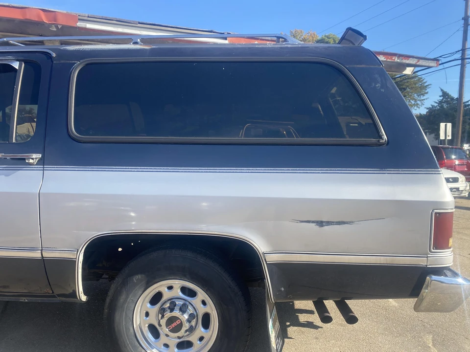 1987 GMC Suburban 7th Gen - Image 16 of 31
