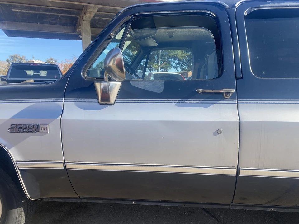 1987 GMC Suburban 7th Gen - Image 14 of 31