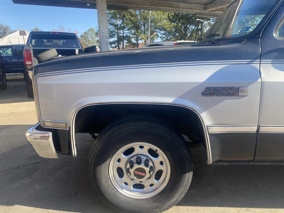 1987 GMC Suburban 7th Gen - Image 13 of 31