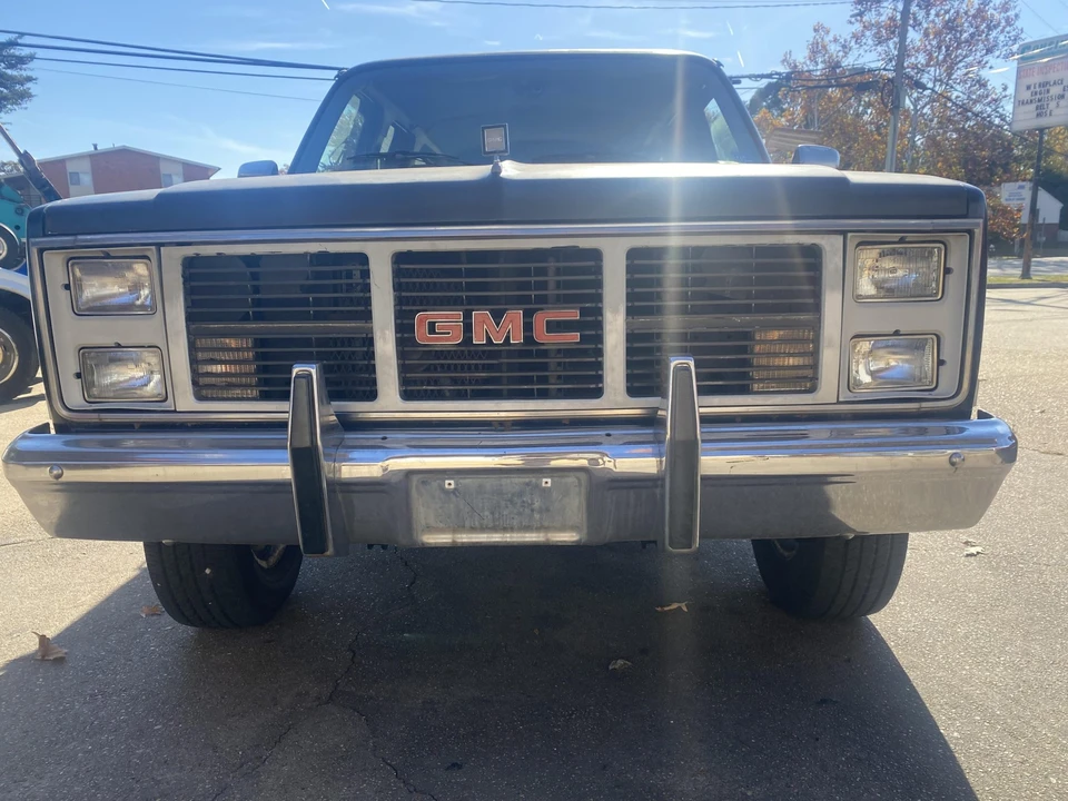 1987 GMC Suburban 7th Gen - Image 2 of 31