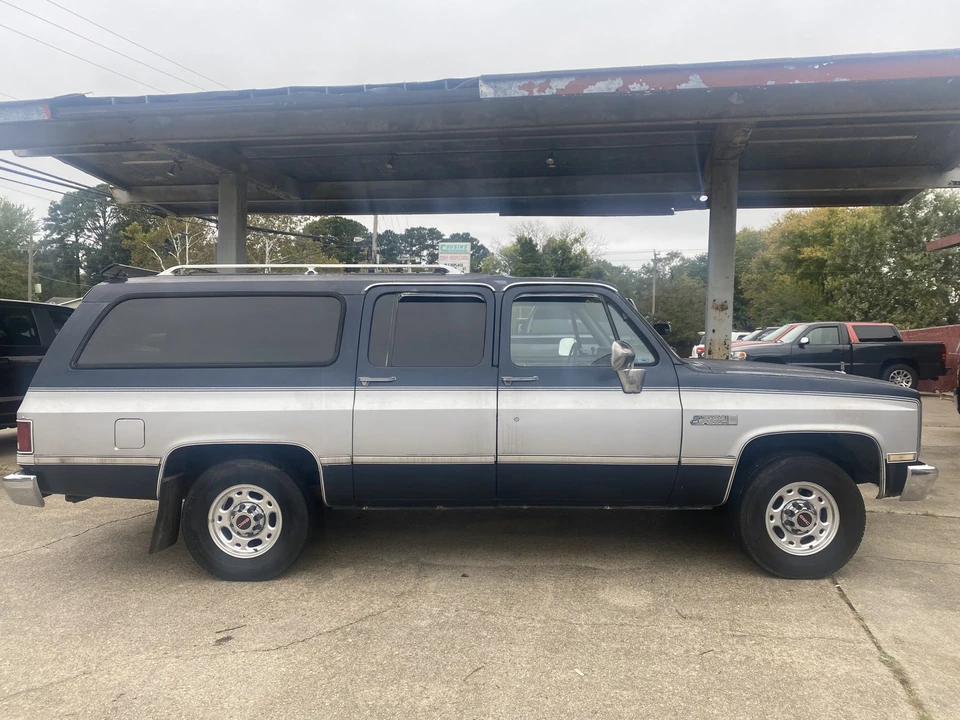 1987 GMC Suburban 7th Gen - Image 11 of 31