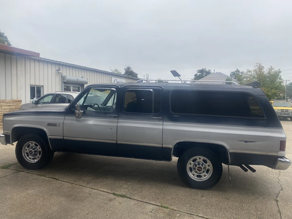 1987 GMC Suburban 7th Gen - Image 9 of 31