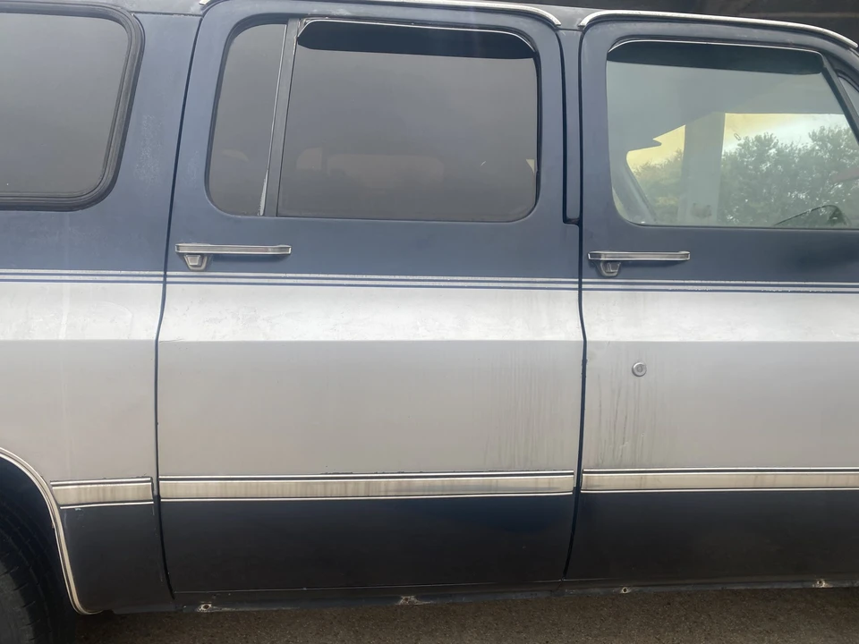 1987 GMC Suburban 7th Gen - Image 28 of 31