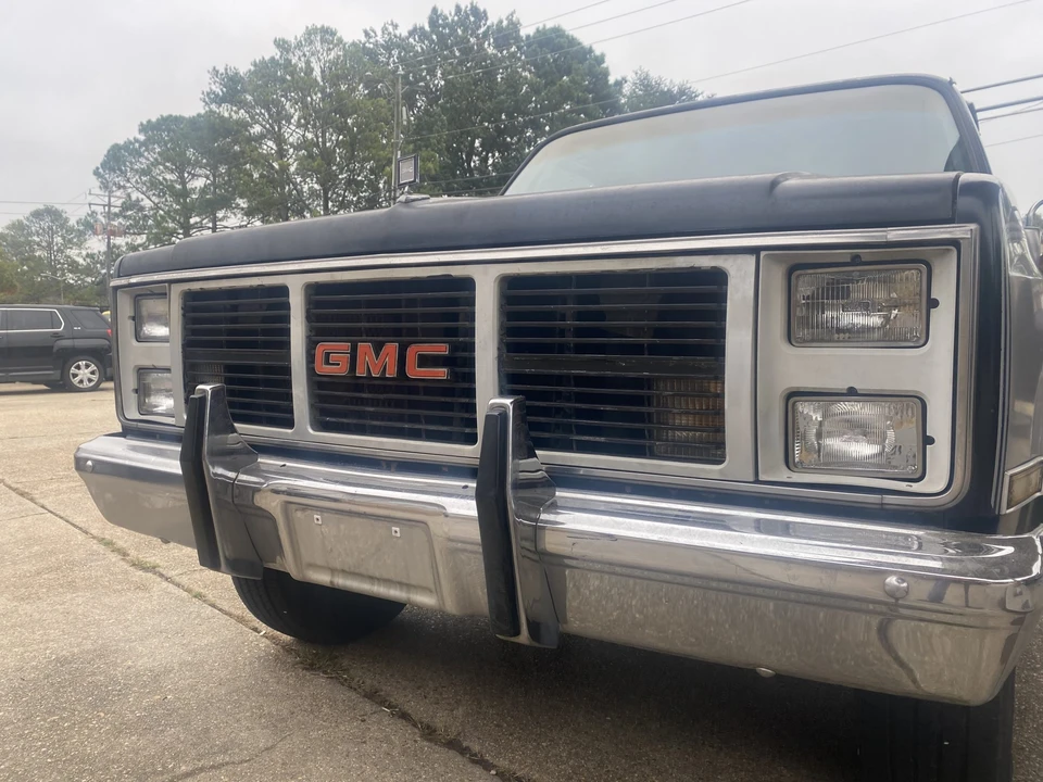 1987 GMC Suburban 7th Gen - Image 21 of 31