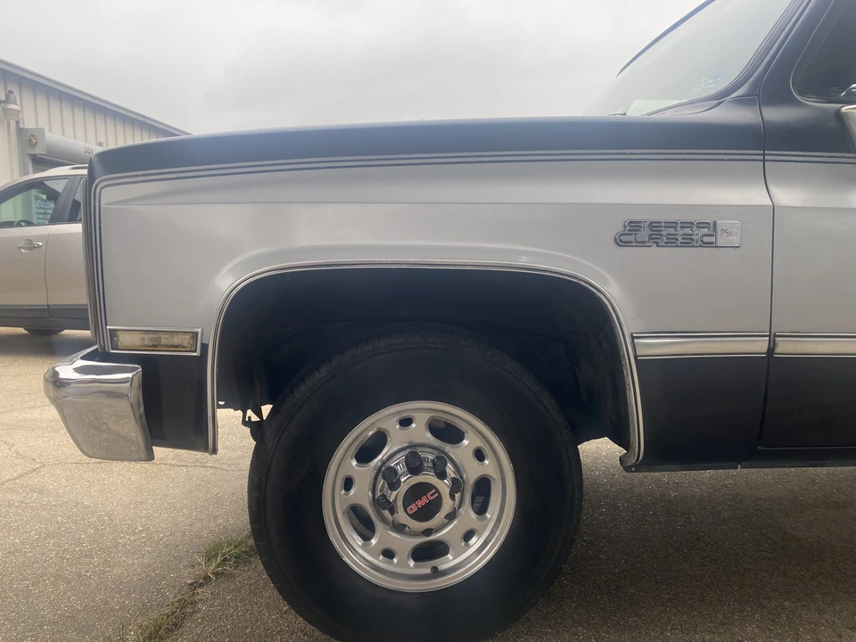 1987 GMC Suburban 7th Gen - Image 22 of 31