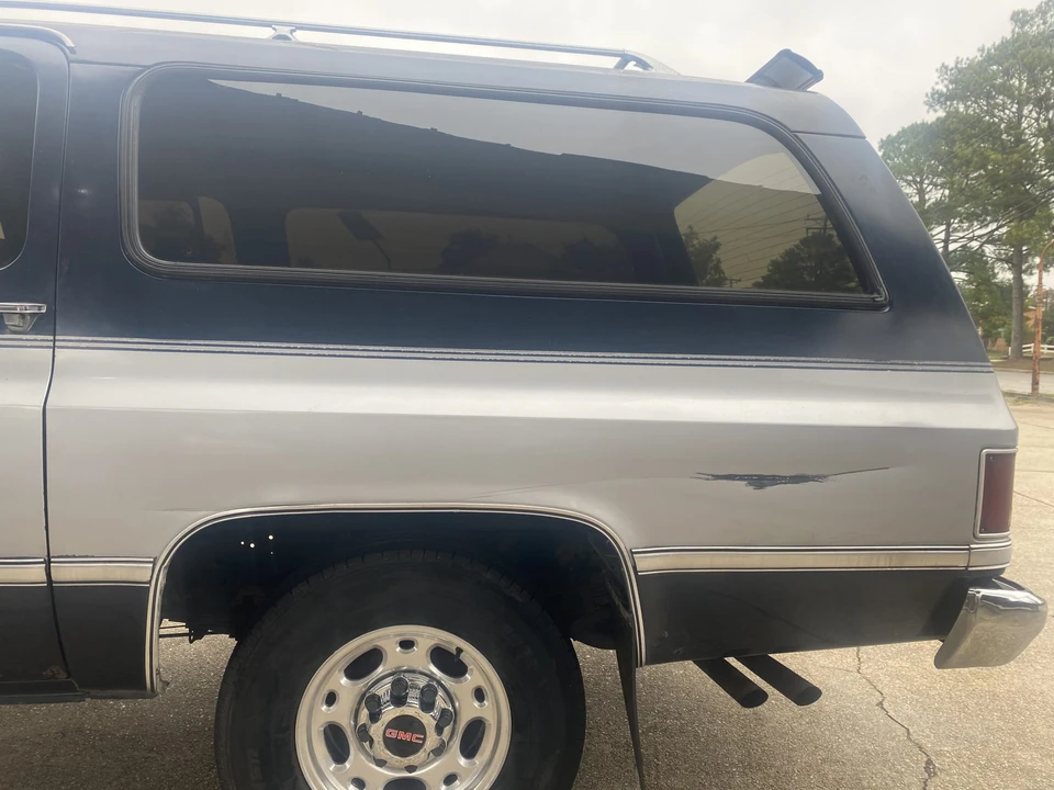 1987 GMC Suburban 7th Gen - Image 25 of 31
