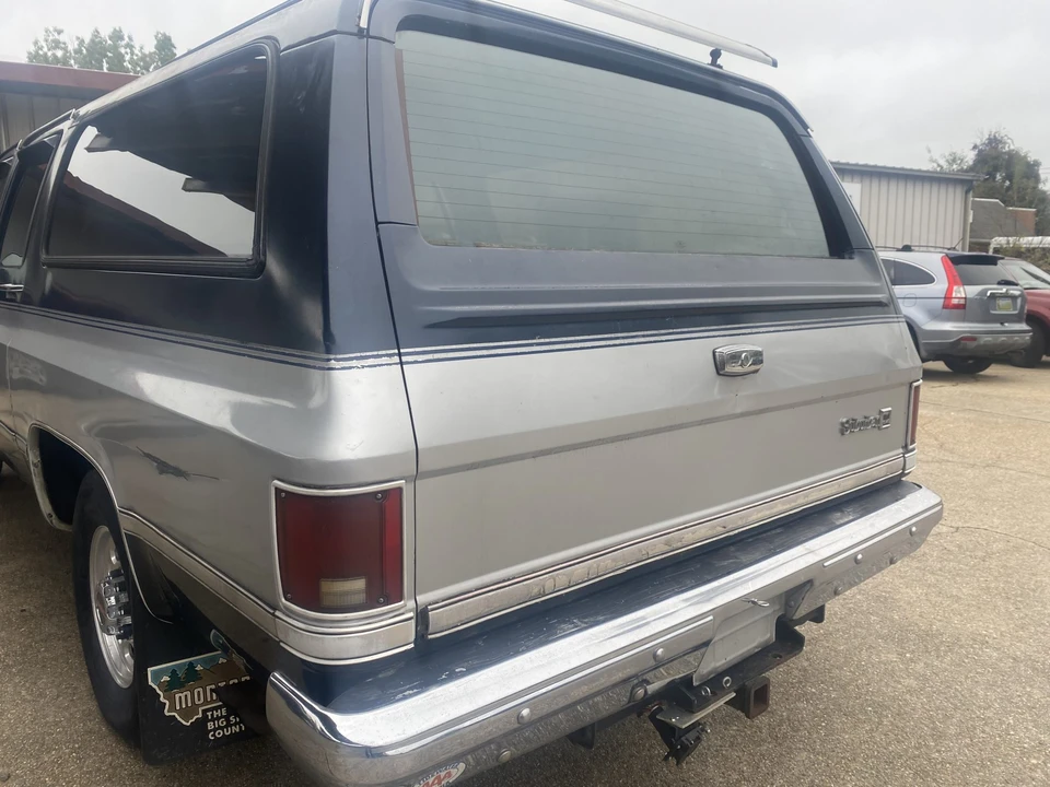 1987 GMC Suburban 7th Gen - Image 26 of 31