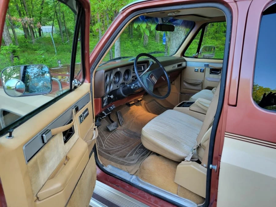 1987 GMC Suburban 7th Gen - Image 23 of 25