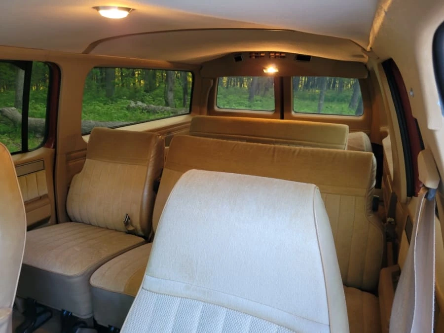 1987 GMC Suburban 7th Gen - Image 24 of 25