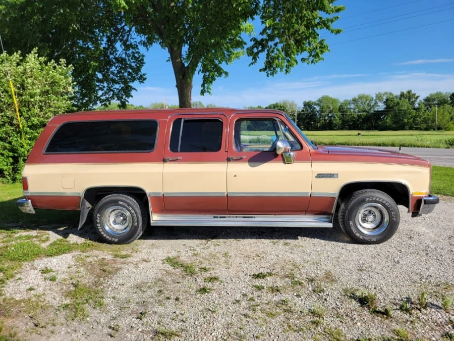1987 GMC Suburban 7th Gen - Image 19 of 25