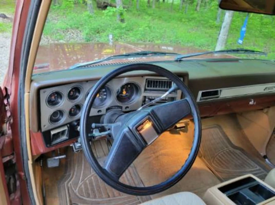 1987 GMC Suburban 7th Gen - Image 20 of 25
