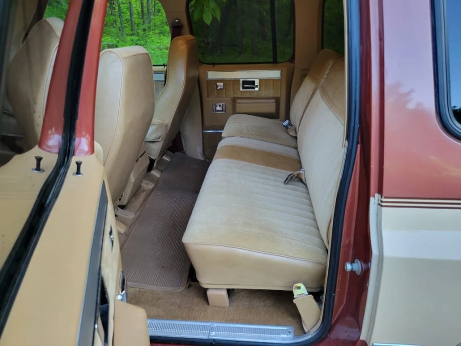 1987 GMC Suburban 7th Gen - Image 22 of 25