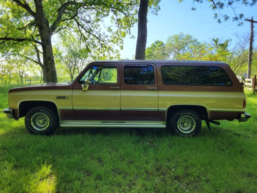 1987 GMC Suburban 7th Gen - Image 14 of 25