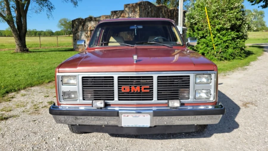 1987 GMC Suburban 7th Gen - Image 4 of 25