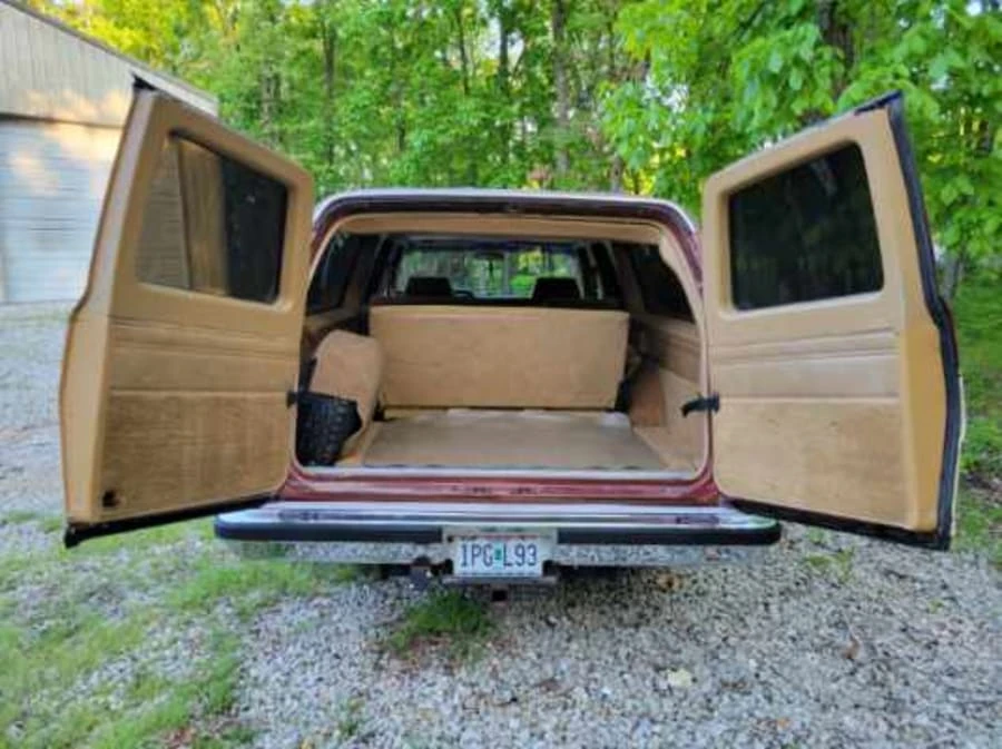 1987 GMC Suburban 7th Gen - Image 21 of 25