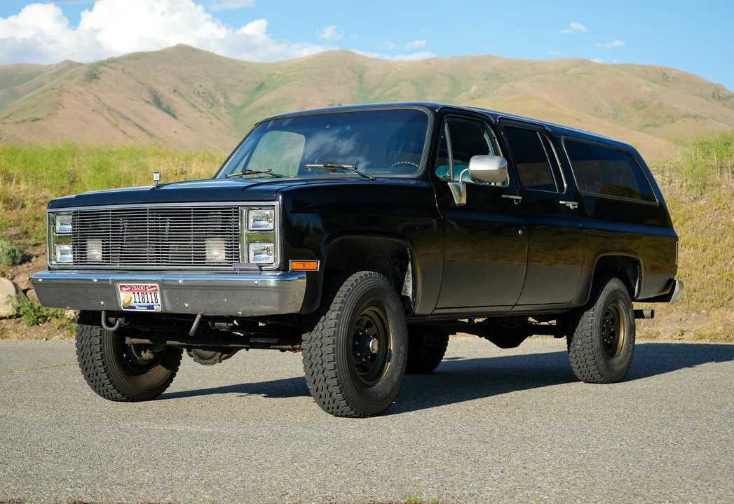 1987 GMC Suburban 7th Gen - Image 2 of 31