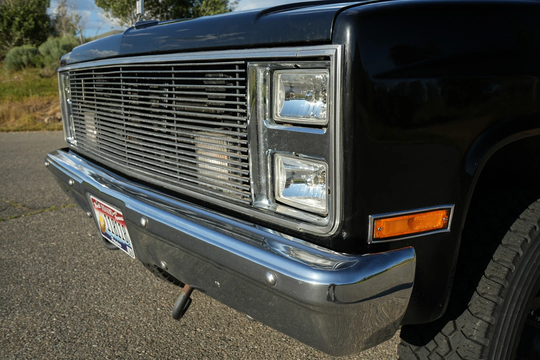 1987 GMC Suburban 7th Gen - Image 18 of 31