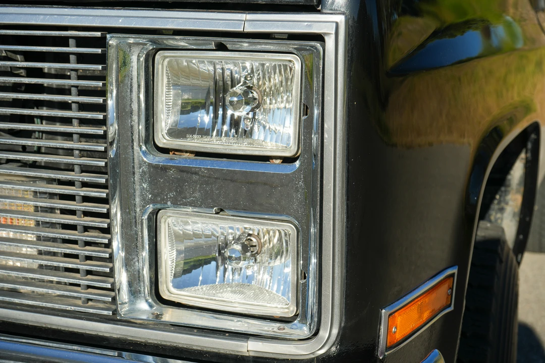 1987 GMC Suburban 7th Gen - Image 20 of 31