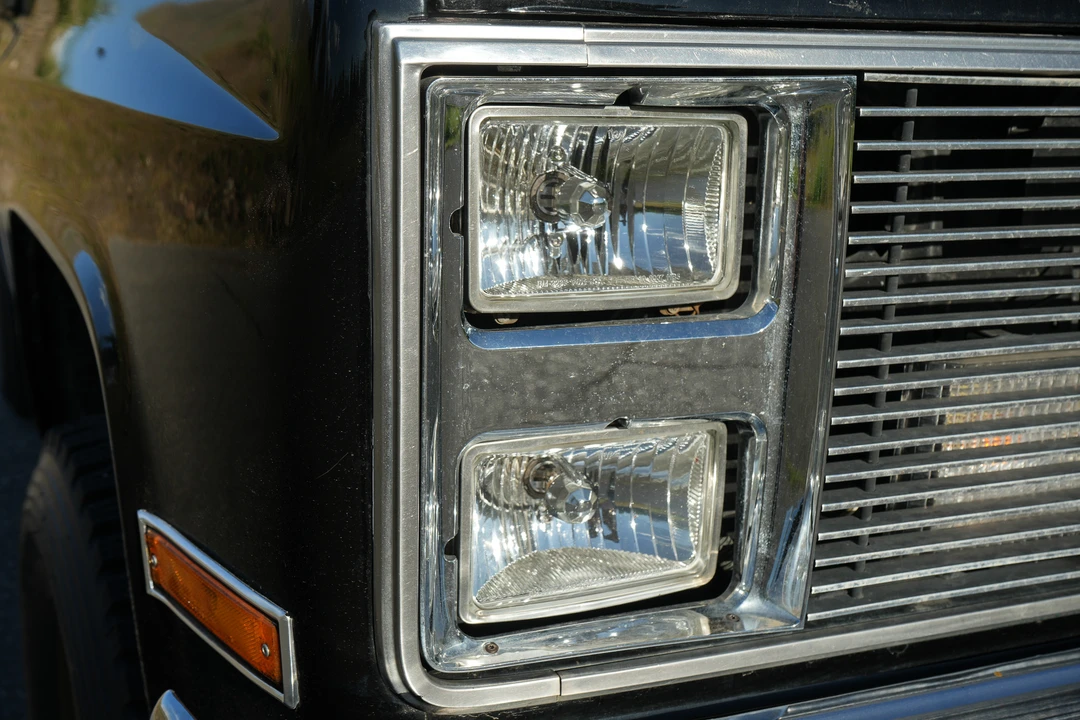 1987 GMC Suburban 7th Gen - Image 19 of 31