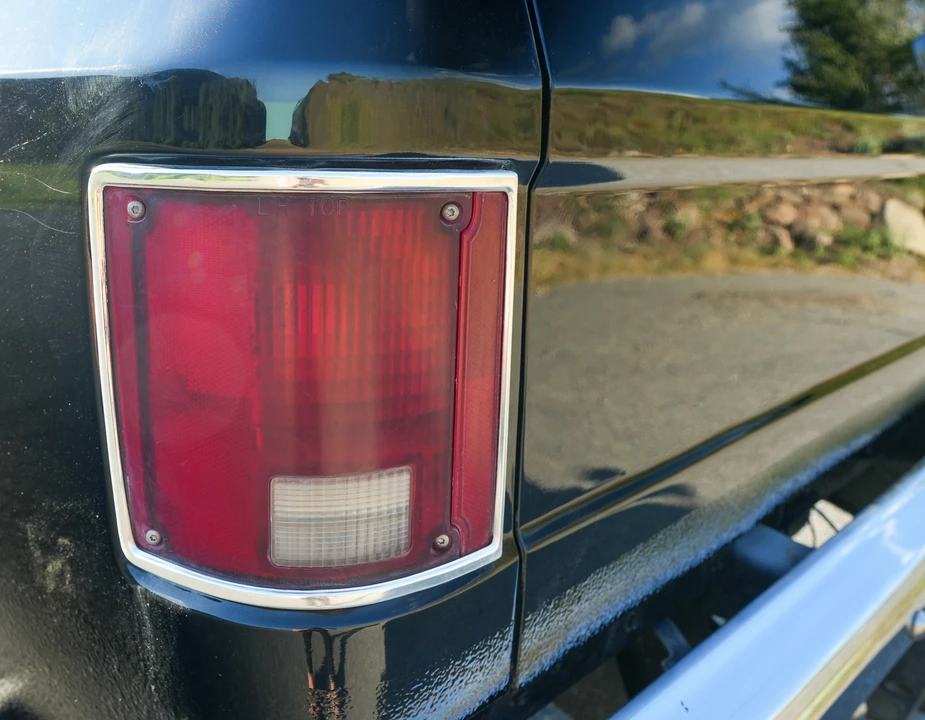 1987 GMC Suburban 7th Gen - Image 26 of 31
