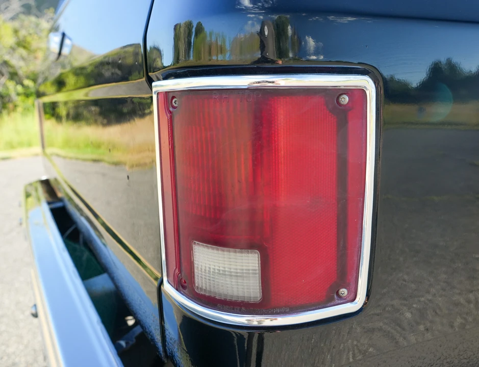 1987 GMC Suburban 7th Gen - Image 25 of 31