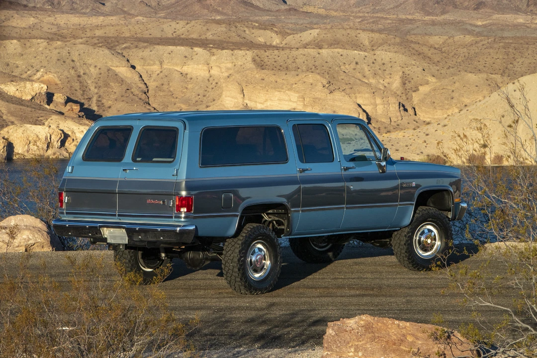 1987 GMC Suburban 7th Gen - Image 19 of 31