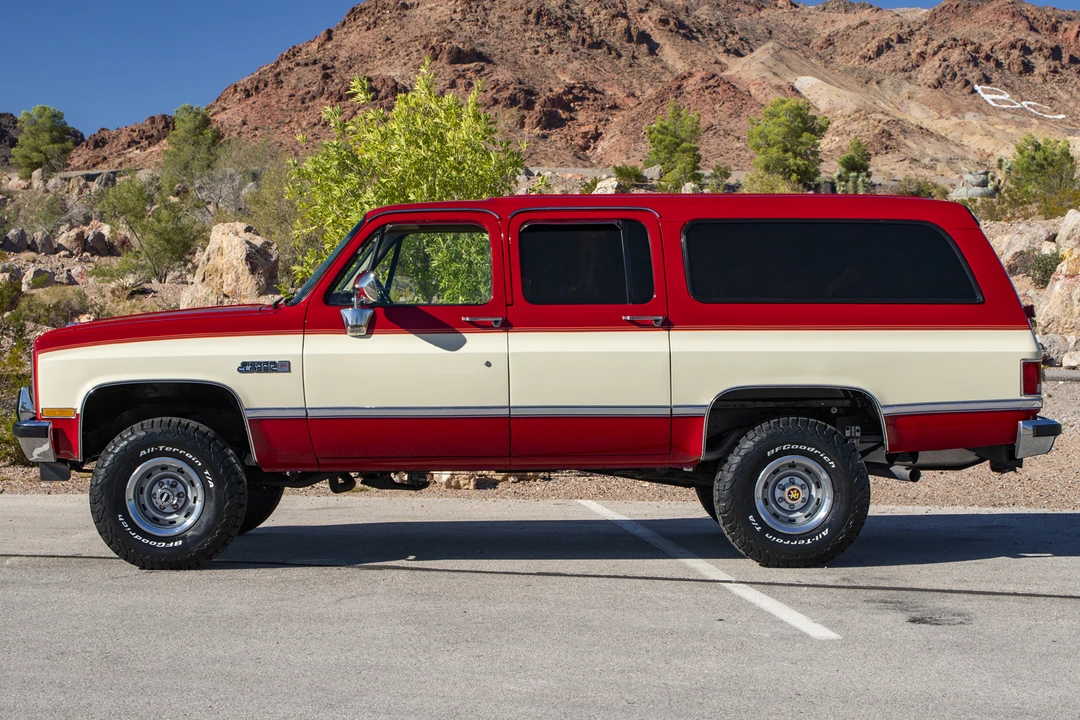 1987 GMC Suburban 7th Gen - Image 13 of 31