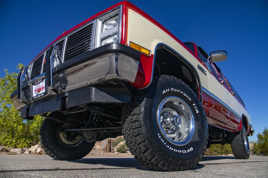 1987 GMC Suburban 7th Gen - Image 10 of 31