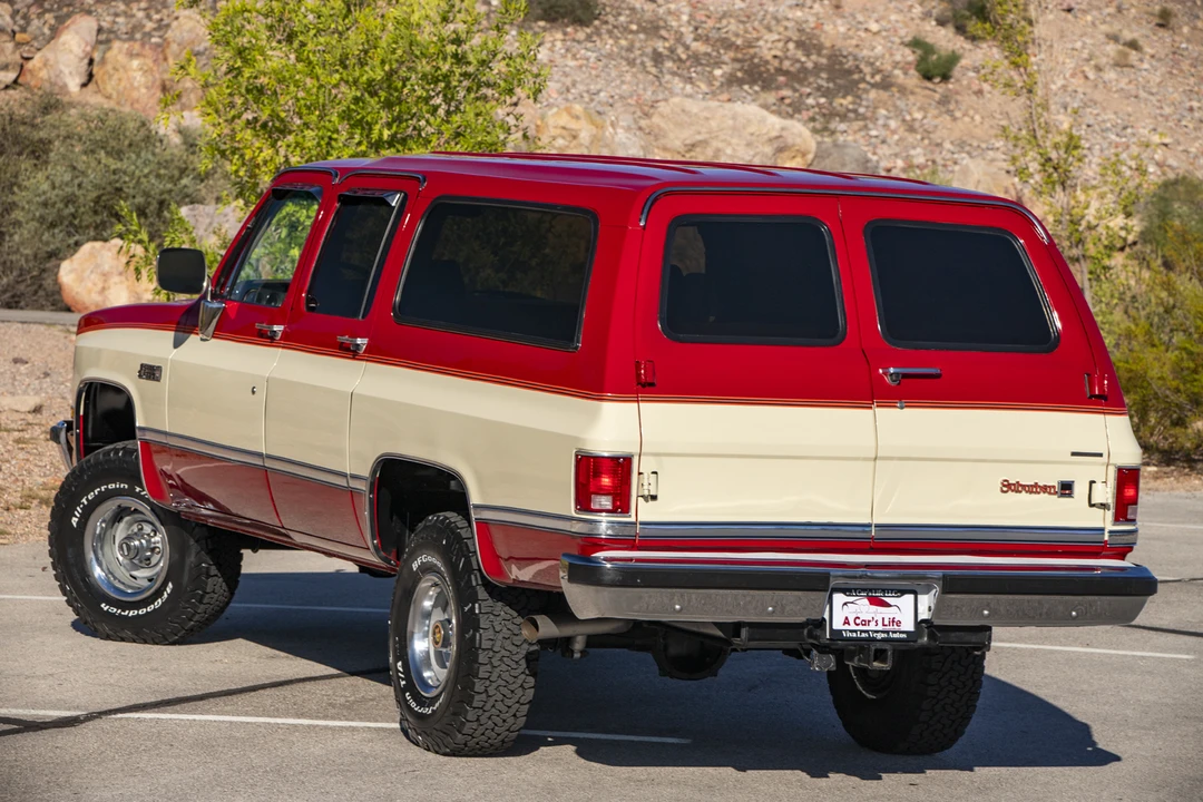 1987 GMC Suburban 7th Gen - Image 18 of 31