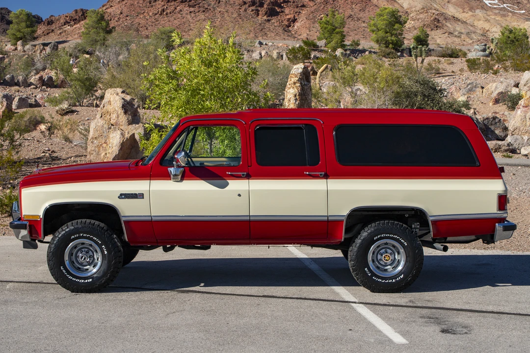 1987 GMC Suburban 7th Gen - Image 11 of 31
