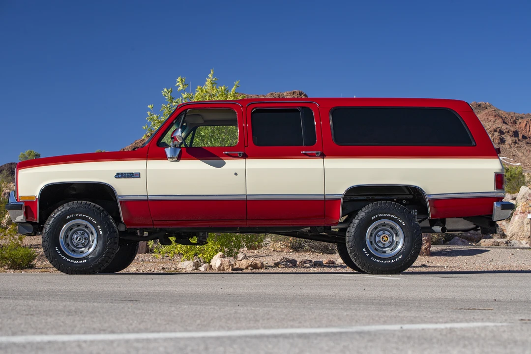 1987 GMC Suburban 7th Gen - Image 12 of 31