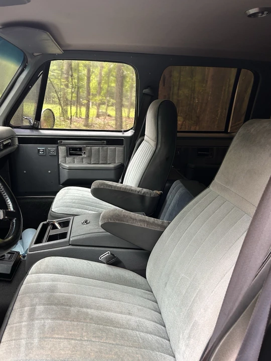 1987 GMC Suburban 7th Gen - Image 7 of 8