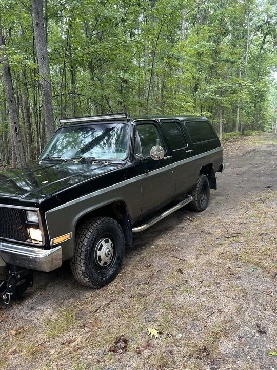 1987 GMC Suburban 7th Gen - Image 2 of 8