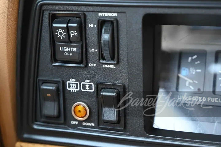 1987 Jeep SJ Grand Wagoneer - Image 4 of 17