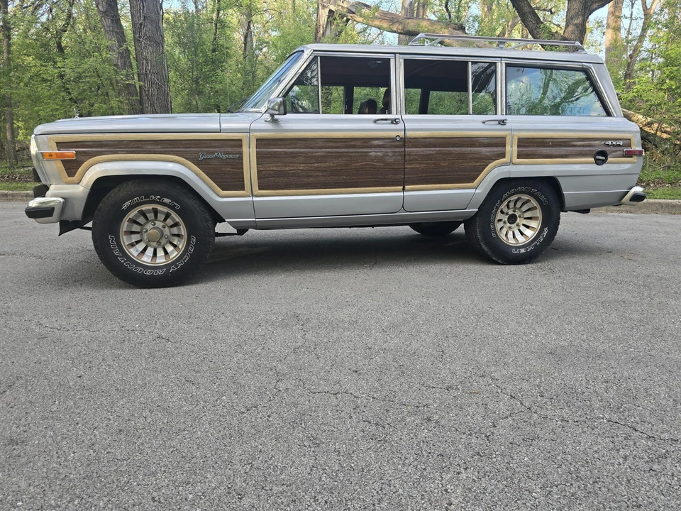 1987 Jeep SJ Grand Wagoneer - Image 10 of 31